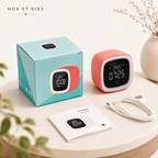 Contenu du coffret du réveil veilleuse Adapto Nox et Dies : boîte, réveil coloris corail, câble de charge et manuel d'utilisation