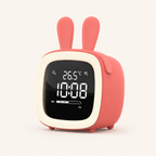 Réveil veilleuse Bunny Nox et Dies coloris corail en forme de lapin, écran affichant l'heure, la température et le nombre d'alarmes actives