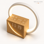 Réveil lampe Circle Design Nox et Dies vu en angle, boutons de commande sur le dessus du boîtier bois et anneau lumineux allumé