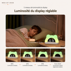 Infographie des 5 niveaux de luminosité du réveil Cub Nox et Dies, enfant endormi avec la veilleuse allumée à 100 % sur une table de chevet