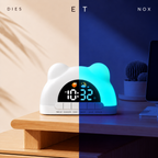 Réveil Cub Nox et Dies en split jour et nuit, coloris blanc apaisant le jour et lumière bleue douce la nuit, écran affichant l'heure