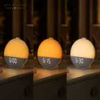 Réveil lumineux Flat Nox et Dies illustrant la simulation d'aube progressive, trois étapes de luminosité croissante sur une table de chevet