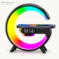 Lampe enceinte G Induction Piccolo de Nox et Dies en finition noire, recharge sans fil d'un smartphone posé sur le socle, anneau lumineux multicolore.
