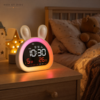 Veilleuse Lapinou RGB allumée sur une table de chevet pendant qu'un enfant dort