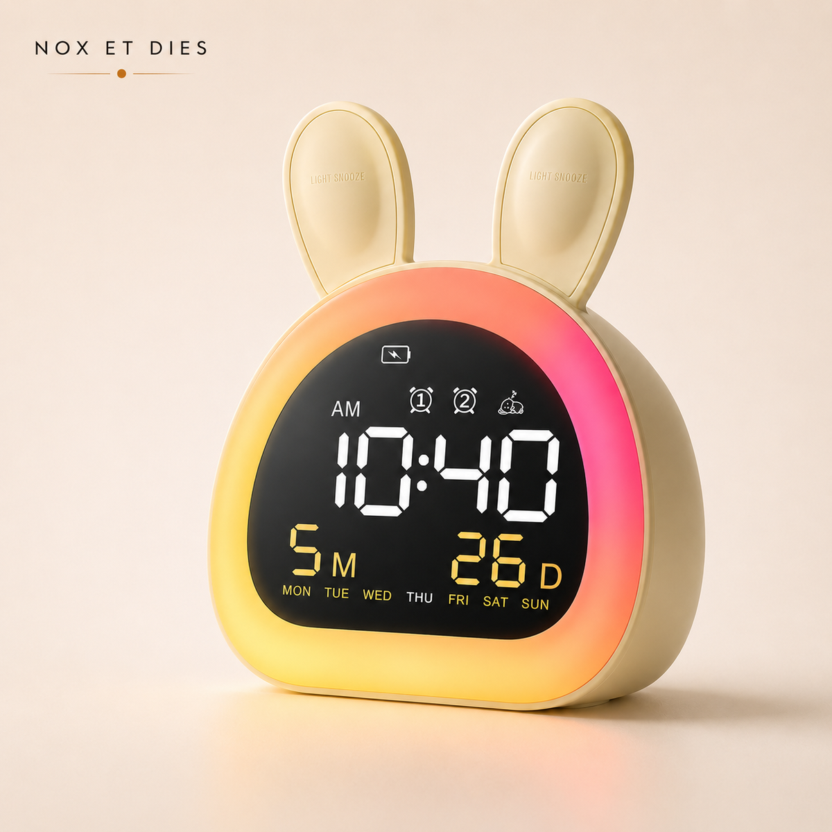 Réveil veilleuse Lapinou RGB jaune pâle avec écran affichant l'heure, la date et le jour, halo lumineux dégradé
