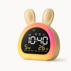 Réveil veilleuse Lapinou RGB jaune pâle avec écran affichant l'heure, la date et le jour, halo lumineux dégradé