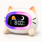 Réveil veilleuse enfant Miaou Nox et Dies vu de trois-quarts, oreilles de chat et moustaches gravées, halo lumineux allumé autour de l'écran LED