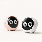 Réveils veilleuses Mimi Nox et Dies coloris rose et blanc vus de trois-quarts, écrans affichant une expression d'yeux animée