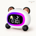 Réveil veilleuse enfant Panda Nox et Dies en forme de panda blanc et noir, halo lumineux violet et rose allumé et écran LED affichant l'heure