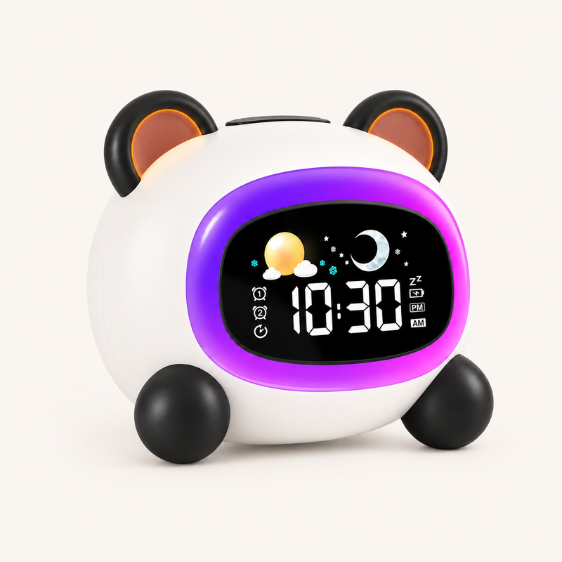 Réveil veilleuse enfant Panda Nox et Dies vu de trois-quarts, oreilles et pattes noires, halo lumineux allumé autour de l'écran LED