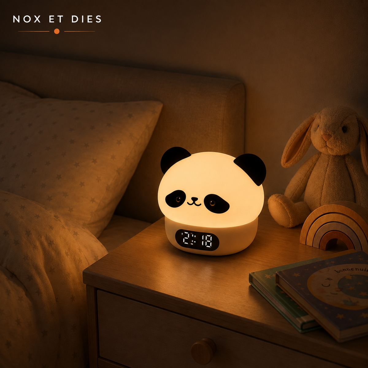 Veilleuse réveil Pandino Nox et Dies allumée sur une table de chevet dans une chambre d'enfant la nuit