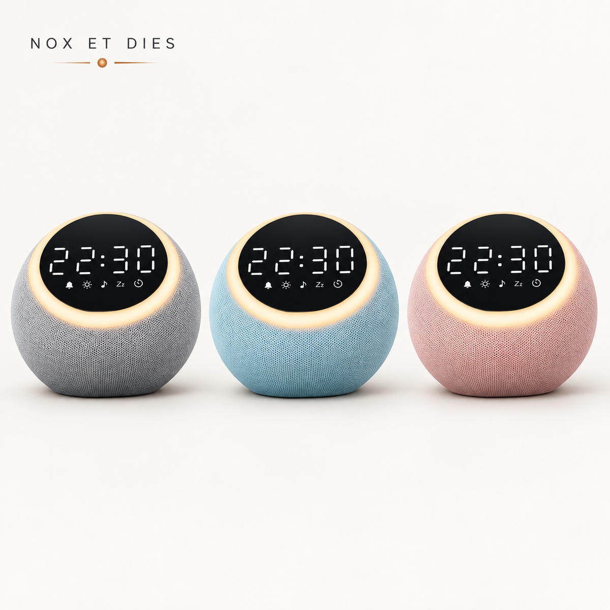 Gamme complète des réveils veilleuses Nox et Dies en trois coloris disponibles, gris, bleu et corail, vue de face alignée.