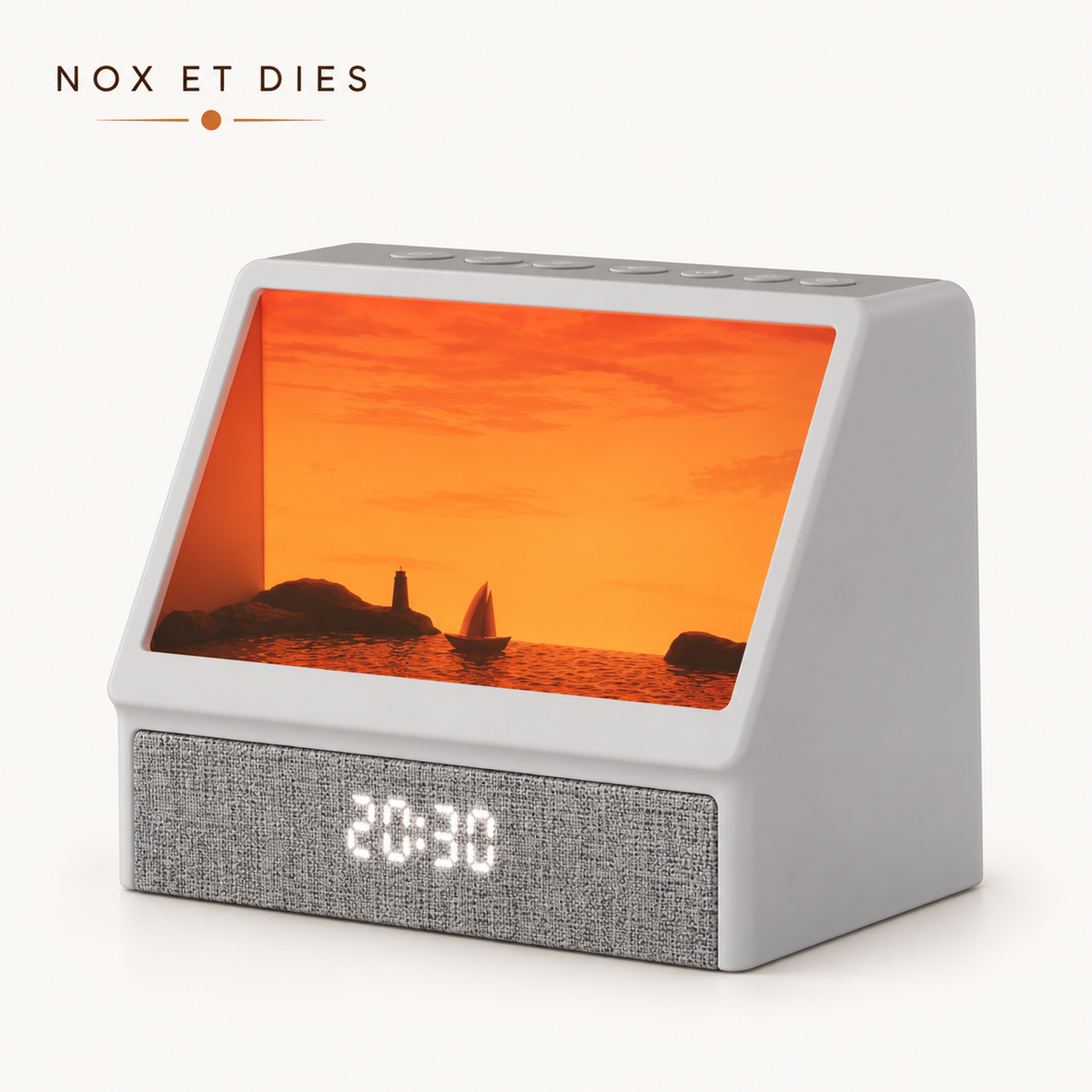 Lampe simulateur d'aube Vogue de Nox et Dies en finition blanche, scène de coucher de soleil orangé avec phare et voilier, écran affichant 20h30.