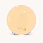 Réveil simulateur d'aube Full de Nox et Dies avec lumière orange chaude diffusée, affichage de l'heure sur fond neutre