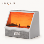 Réveil simulateur d’aube diffusant une lumière orangée avec un soleil animé sur son panneau, posé sur une table de chevet.