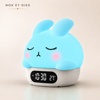 Veilleuse réveil lapin Nox et Dies en silicone bleu, écran affichant l'heure et la température