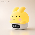 Veilleuse réveil lapin Nox et Dies en silicone jaune, écran affichant l'heure et la température